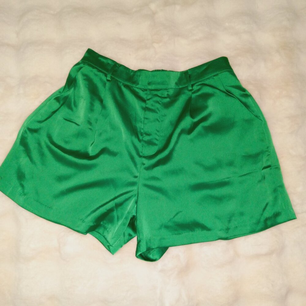 NEW-GLAM-Vibrant Irish Green Statement Eye Catching Shorts-Size XL - Picture 2 of 9